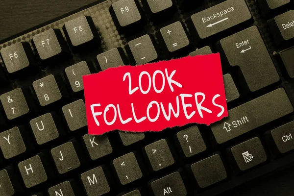 Bildunterschrift: 200K Follower. Word Geschrieben über die Anzahl der Personen, die jemandem in Instagram folgen, schriftliche Notizen an einen Computer übertragen, Motivationsnachrichten eintippen — Stockfoto