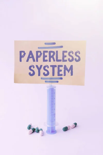 Έμπνευση που δείχνει το σύστημα Paperless. Αποθήκευση ή κοινοποίηση πληροφοριών επαγγελματικής προσέγγισης σε ηλεκτρονική μορφή Γράφοντας Σημαντικές Ιατρικές Σημειώσεις Εργαστηριακές Εξετάσεις Νέων Λοιμώξεων — Φωτογραφία Αρχείου