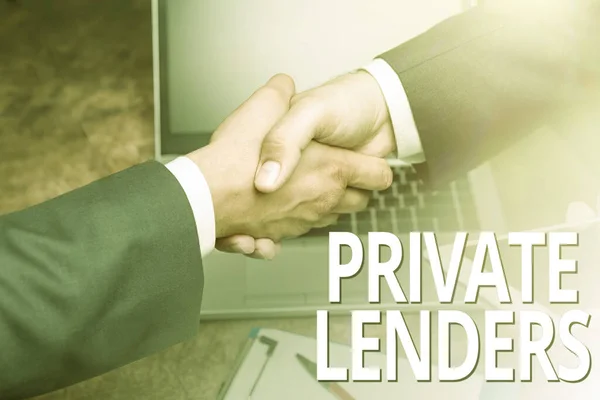 Tefecileri gösteren bir tabela. İş dünyası, iki profesyonel iyi giyimli iş adamının kapalı mekanda el sıkışmasını göstermek için borç para veren bir kişi ya da kuruluş sergiliyor.