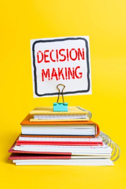Karar verme işlemini göster. Özellikle önemli kararlar alma süreci için kelime Renkli Fikir Sunumu Taze Düşünceler Gönderme İletisi