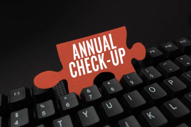 Yıllık Kontrolü sunan metin başlığı. Kelimeler her yıl farklı matematik problemlerini çözmek, çoklu basamaklı denklemleri hesaplamak için yapılan kapsamlı bir fiziksel muayeneye yazılmıştır.