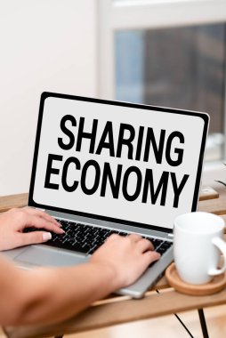 Metin başlığı Paylaşım Ekonomisini sunar. İş yaklaşımı işbirlikçi tüketim ya da eş bazlı paylaşımlar Çevrimiçi İşler ve İnsanları Uzaktan Birbirine Bağlamak