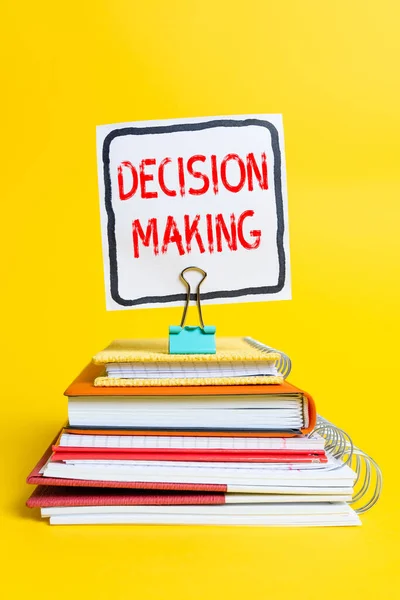 Υπογραφή εμφάνισης λήψης αποφάσεων. Word for process of making decisions especially important those Πολύχρωμη ιδέα Παρουσίαση Εμφάνιση φρέσκων σκέψεων Αποστολή μηνύματος — Φωτογραφία Αρχείου