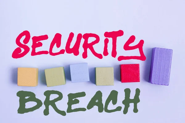 Написание отображения текста Security Breach. Слово Написано о любом инциденте, который приводит к несанкционированному доступу к данным Стек прямоугольных квадратов образца на поверхности отполированный с разноцветной — стоковое фото