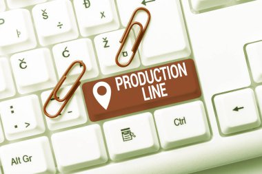 Kavramsal başlık Üretim Hattı. Yeni Sosyal Medya İçeriği Postalayan, Çevrimiçi Günlük Sayfası Özeti Oluşturan bir fabrikada kurulmuş iş konsepti