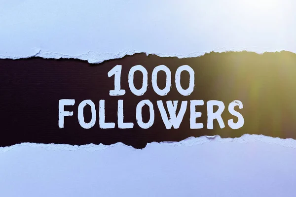 Текстовый знак показывает 1000 последователей. Бизнес подход количество лиц, которые следуют кого-то в Instagram Абстрактная Сухая река, Открытие занавес Концепция, Начало нового шоу — стоковое фото