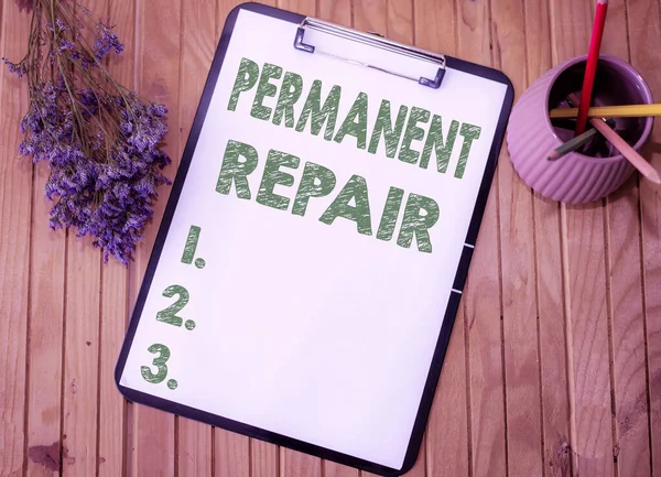 Konceptuell bildtext Permanent reparation. Begreppet innebär en reparation av en tillgång som är bestående och varaktig Plain Office Urklipp med stacken av pennor i en hållare bredvid en blomma vas. — Stockfoto