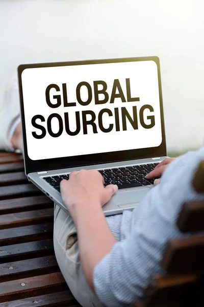 Kézírás jel Global Sourcing. Az áruk és szolgáltatások egy s-on túli keresésének üzleti megközelítési gyakorlata a hang- és videohívó képességek összekapcsolása az emberekkel — Stock Fotó