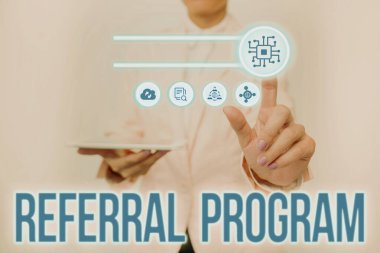 İlham Referans Programını gösteren metin. İş yaklaşım çalışanları, Fütürist Teknolojiyi Gösteren Sanal Düğmeye Basan Bayan Tutucu Tableti tanıttıkları için ödüllendiriliyor..
