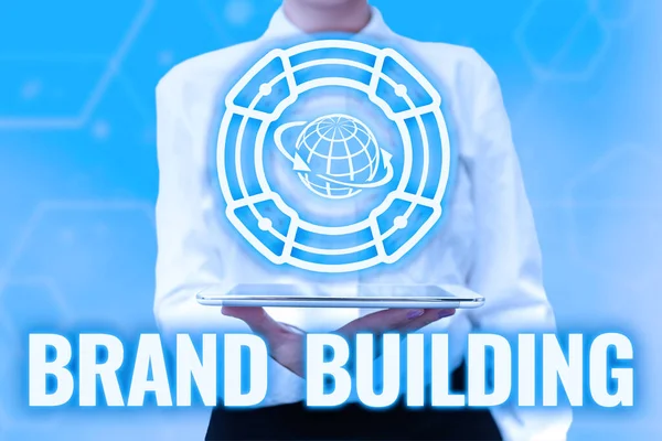Conceptueel bijschrift Brand Building. Business showcase activiteiten in verband met de oprichting en promotie van een merk Lady Uniform Standing Tablet Hand Presentatie van Virtual Modern Technology — Stockfoto