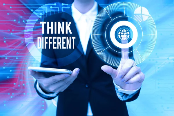 Texto presentando Think Different. Método o práctica inusual del enfoque de negocio que muestra el uso de pensar Lady In Uniform Holding Phone Presionando el botón virtual Tecnología futurista. — Foto de Stock