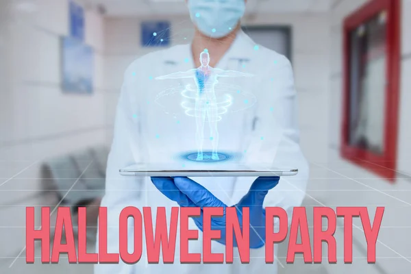 Inspiration zeigt Zeichen der Halloween-Party. Geschäftsidee Vorabend des westlichen christlichen Festes Allerheiligen Tag Mann in Uniform Stehende halten Tablet zeigt medizinisch futuristische Technologie. — Stockfoto