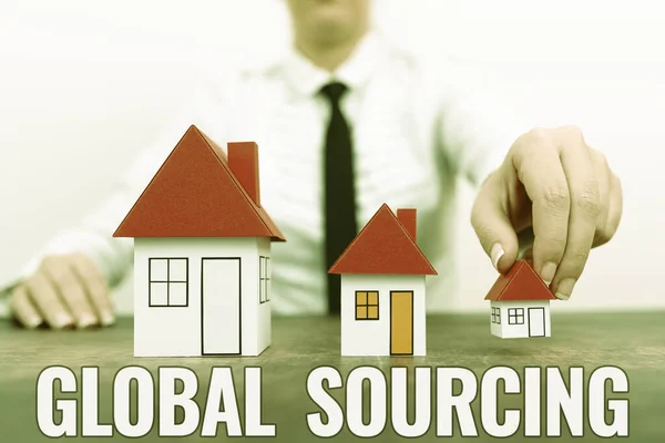 Handschrift teken Global Sourcing. Internet Concept praktijk van het zoeken naar goederen en diensten over de grenzen heen Verschillende plannen voor huizen vertegenwoordigd door zakenvrouw — Stockfoto