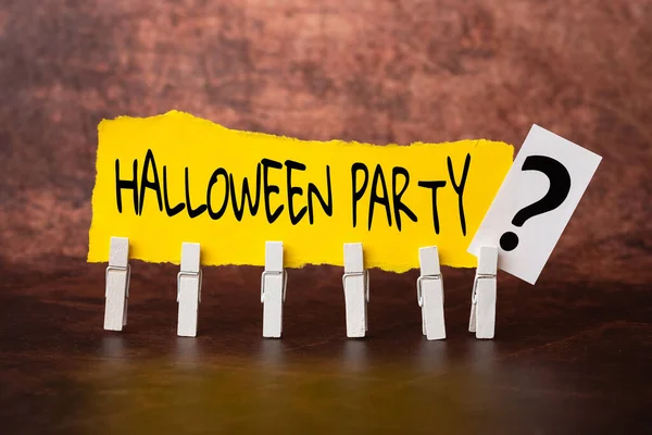 Podpis tekstowy prezentujący Halloween Party. Koncepcja internetowa Wigilia Zachodniego Chrześcijańskiego święta Wszystkich Świętych Burza Mózgów Nowy pomysł rozwiązań i odpowiedzi Poszukiwanie Więcej wskazówek — Zdjęcie stockowe