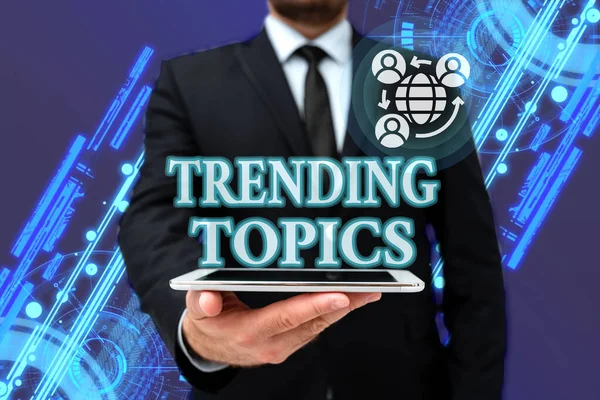 Visualizzazione dei segni Argomenti trend. Business vetrina soggetto che le esperienze crescono di popolarità sui social media Man In Office Uniform Holding Tablet Visualizzazione di nuove tecnologie moderne. — Foto Stock