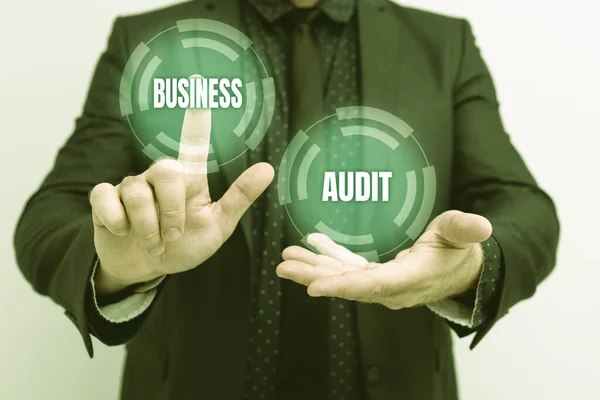 Visualizzazione concettuale Business Audit. Esame fotografico concettuale della relazione finanziaria di un'organizzazione Presentare nuovi piani e idee Dimostrare il processo di pianificazione — Foto Stock