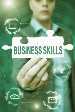 İşletme becerilerini gösteren bir tabela. Yeni Geleceğin Teknolojisi 'nin Kilidini Açan Yapboz Parçası İş Kadını Yapboz Tutan İşletme Kadınları' nın sistematik çabalarını kazanma yeteneği üzerine yazılmış bir sözcük.