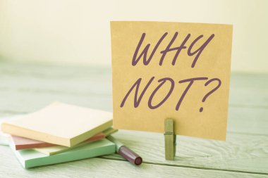 Neden Soru Değil diye el yazısı. Üzerinde yazan sözcük bir öneri yapmak veya anlaşma ifade etmek için kullanılır Boş Yapışkan Not Klipsi Renkli Kağıt Kalem Yığını Masaya Yerleştirilmiştir.
