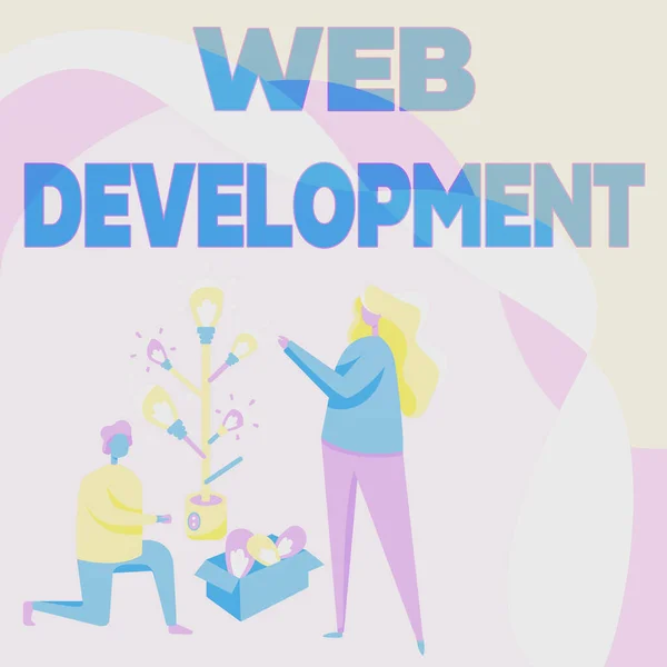 Pisanie wyświetlania tekstu Web Development. Business showcase zajmujący się tworzeniem stron internetowych dla hostingu za pośrednictwem intranetu Mężczyzna i kobieta Rysunek stojące kolano Montaż żarówki drzewo. — Zdjęcie stockowe