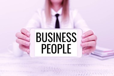 İş adamlarına mesaj yazılıyor. İş görüşü İş dünyasında çalışan insanlar özellikle yürütme düzeyinde bir Uygulama Geliştirici Sunar Yeni Program, Yükseltilmiş Aygıt Görüntüleme