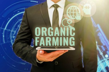 İlham, organik çiftçiliği gösteriyor. Kavram demek, sürdürülebilirlik için uğraşan bütünleşik tarım sistemi demek Ofisteki Üniformalı Adam Yeni Modern Teknolojiyi gösteren Tablet.