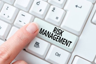 İlham işareti Risk Yönetimi 'ni gösteriyor. Finansal risklerin kavramsal fotoğraf değerlendirmesi ya da Online Ses Kaydı, Daktilo ve Kayıt Önemli Notlar yazma prosedürleriyle ilgili sorunlar