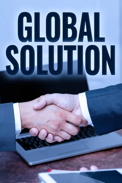 Skrivtecken Global Solution. Affärsidé att hantera en svår situation som kan hjälpa länder två professionella välklädda företag affärsmän Handslag Inomhus — Stockfoto