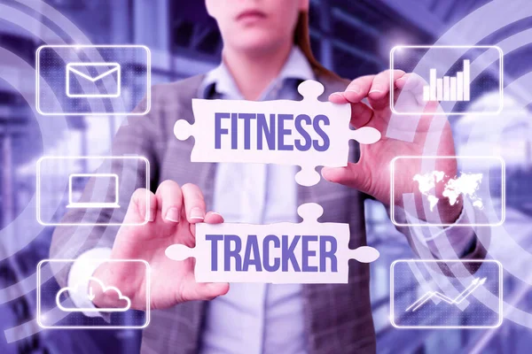 Schreiben von Text Fitness Tracker. Business-Ansatz Gerät, das eine Person tägliche körperliche Aktivität aufzeichnet Business Woman Holding Puzzleteil Freischaltung Neue futuristische Technologie. — Stockfoto