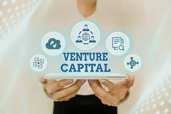 Υπογραφή εμφάνισης Venture Capital. Επιχειρηματική επισκόπηση του κεφαλαίου που επενδύεται σε ένα έργο στο οποίο υπάρχει κίνδυνος Lady In Uniform Standing Holding Tablet Προβολή φουτουριστικό τεχνολογίες. — Φωτογραφία Αρχείου