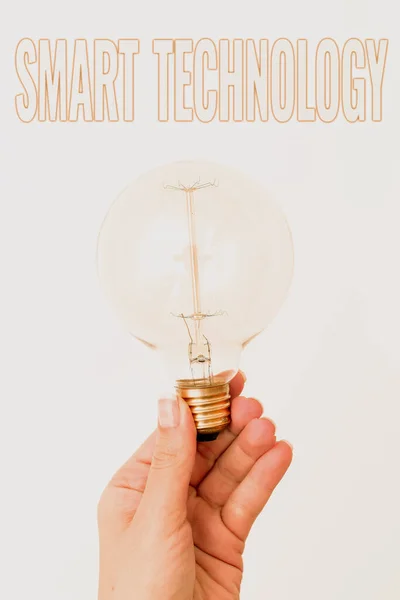 Handstilstext Smart teknologi. Word för att skydda och förhindra fel i hårddiskar Handhållna lampa visar eller presenterar ny teknik idéer — Stockfoto