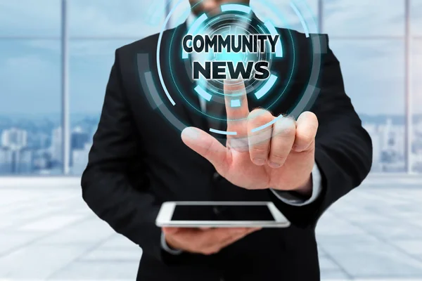 Концептуальний підпис Community News. Бізнес-концепція висвітлення новин, що зазвичай фокусується на міських районах Чоловік в однорідному тримачі планшетів Футуристичні технології . — стокове фото