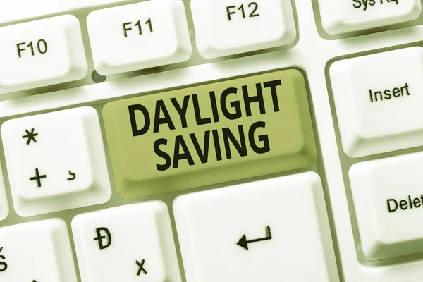 Texto mostrando inspiração Daylight Saving. Vitrine de negócios Tecnologias de armazenamento que podem ser usadas para proteger dados Ideias de documentação on-line, Carregando arquivos importantes para a Internet — Fotografia de Stock