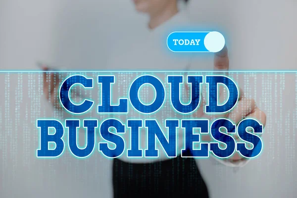 Scrittura visualizzazione del testo Cloud Business. Concetto che significa calcolo che si basa su risorse informatiche condivise Lady Holding Tablet Premendo sul pulsante virtuale Mostrando tecnologia futuristica. — Foto Stock