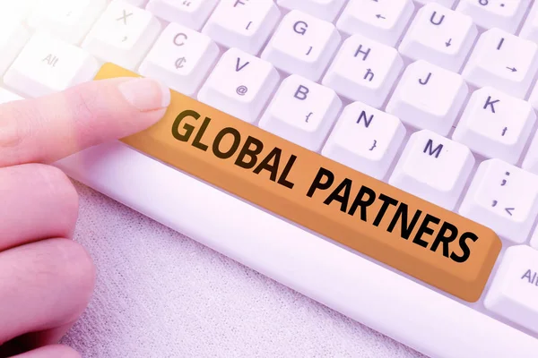 Текст, показывающий вдохновение Global Partners. Две или более фирмы из разных стран работают как команда, создавая новую игру, абстрагируясь от решений. — стоковое фото