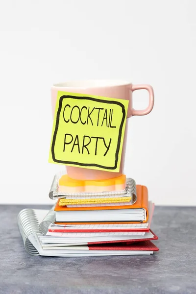 手書きのテキストカクテルパーティー。ビジネスコンセプトアルコール飲料との正式なパーティーは、通常、夕方に組織化され、きちんと整理されたアレンジメントファイルとドキュメントの保存のアイデア — ストック写真