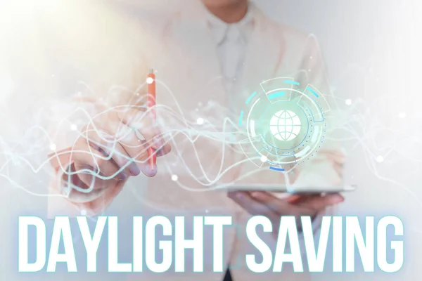 Escrevendo exibindo texto Daylight Saving. Conceito de Internet Tecnologias de armazenamento que podem ser usadas para proteger dados Lady In Uniform Using Futuristic Mobile Holographic Display Screen. — Fotografia de Stock