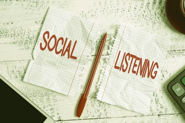 A Social Listening megjelenítése. Word Írt elemzése beszélgetések és trendek a termék megjelenítése különböző színű matrica Megjegyzések rendezett lapos Lay háttér — Stock Fotó