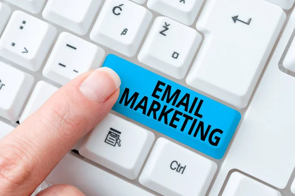 Υπογραφή εμφάνισης Email Marketing. Επιχειρηματική ιδέα Αποστολή εμπορικού μηνύματος σε μια ομάδα εμφάνισης χρησιμοποιώντας την έννοια του εγγράφου πιστοποίησης δακτυλογράφησης ταχυδρομείου, επανατυπώνοντας τα παλαιά αρχεία στοιχείων — Φωτογραφία Αρχείου