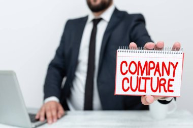 Kavramsal sergi şirketi kültürü. İşletme konsepti Uzaktan Büro çalışanlarının çalıştığı ortam ve unsurlar Çevrimiçi İş Planı ve Tasarımları Sunar