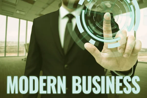 Τίτλος κειμένου που παρουσιάζει το Modern Business. Business showcase Εισαγωγή στη φιλοσοφία της μεγάλης επιχείρησης Man In Office Uniform Standing Pressing Virtual Button Holding Tablet. — Φωτογραφία Αρχείου