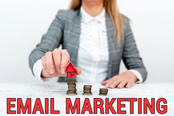 Tekstbord met e-mailmarketing. Word Written on Het verzenden van een commerciële boodschap aan een groep van het tonen met behulp van e-mail Discussie House Financieringsplannen, Uitleggen van woningkredieten en hypotheek — Stockfoto