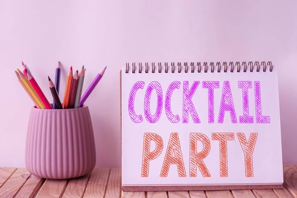 Pokaz koncepcyjny Cocktail Party. Biznes showcase formalne przyjęcie z napojami alkoholowymi zwykle wczesnym wieczorem pusty Spiral Notebook Kolorowe stosu ołówków w pojemniku na biurko. — Zdjęcie stockowe