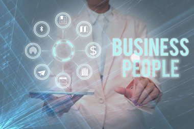 İş Adamları 'nı gösteren ilham. İş yaklaşımı. İş dünyasında çalışan insanlar. Özellikle de yönetici seviyesinde çalışan Bayan Üniformalı Tableti elinde tutan kişiler..