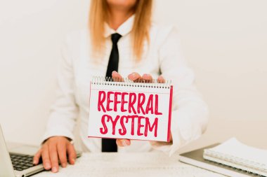 El yazısı tabelası Referans Sistemi. Kendi hastasını tedavi için başka bir doktora gönderme fikri. Stajyer Yeni bir işe başlıyor, Öğrenci Raporu Sunuyor.