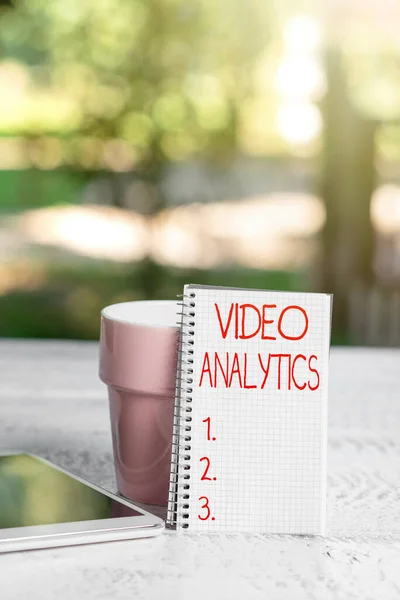 Εννοιολογική απεικόνιση Video Analytics. Επιχειρηματική βιτρίνα ανάλυση βίντεο για τον εντοπισμό και τον προσδιορισμό χρονική εκδήλωση ηρεμώντας και αναζωογονητικό περιβάλλον, Κήπος ιδέες Καφετέρια — Φωτογραφία Αρχείου