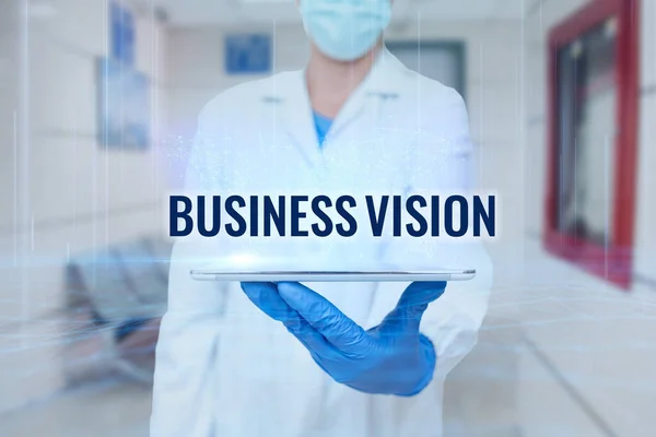 사업 비전 (Business Vision) 이라고 도불린다. 사업 전반은 여러분의 목표를 기반으로 미래의 사업을 성장시키고 있습니다. 의학 미래의 기술을 보여 주는 탭을 들고 있는 남성 통합 형 스탠드 (Man In Uniform Standing Tablet). — 스톡 사진