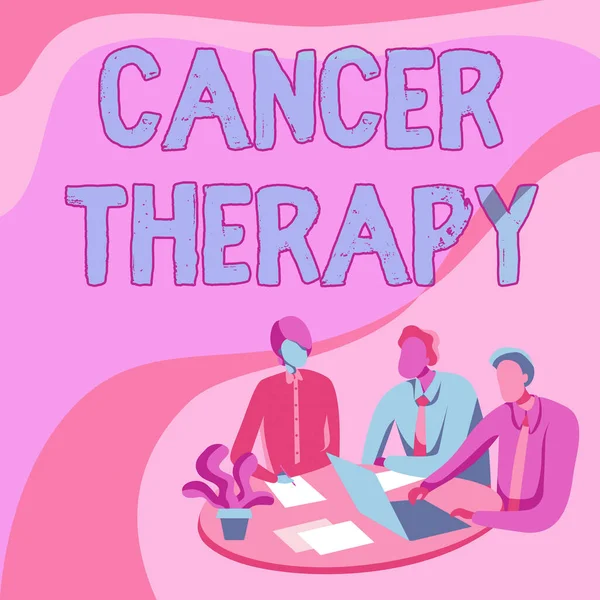 Знак, показывающий лечение рака. Концепция, означающая лечение рака у пациента, часто с помощью хирургии Коллеги рисуют сидя на столе с ноутбуком Обсуждение. — стоковое фото
