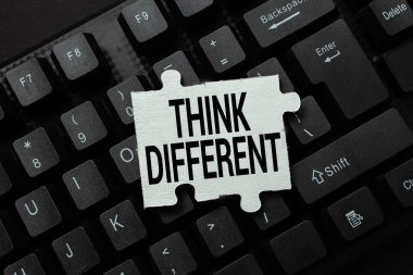 Farklı Düşün 'ü gösteren tabela. Düşüncelerinizle ya da tutumunuzla benzersiz yazılan sözcük Değişim Rüzgarı Yeni Programlama Kodlarına giriyor, Duygusal Kısa Hikayeler Yazıyor