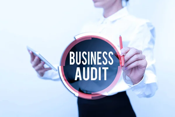 Handskrift underteckna Business Audit. Begreppet "granskning av en organisations ekonomiska rapport" Att presentera nya tekniska idéer Att diskutera tekniska förbättringar — Stockfoto