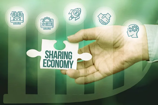 Visualizzazione dei segni di Sharing Economy. Business concept modello economico basato sulla fornitura di accesso alle merci Hand Holding Puzzle Piece Sbloccare nuove tecnologie futuristiche. — Foto Stock